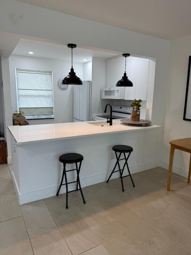 Building Photo - 9360 Lime Bay Blvd