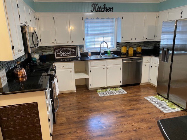 Foto del edificio - 1706 Pineknoll Ln