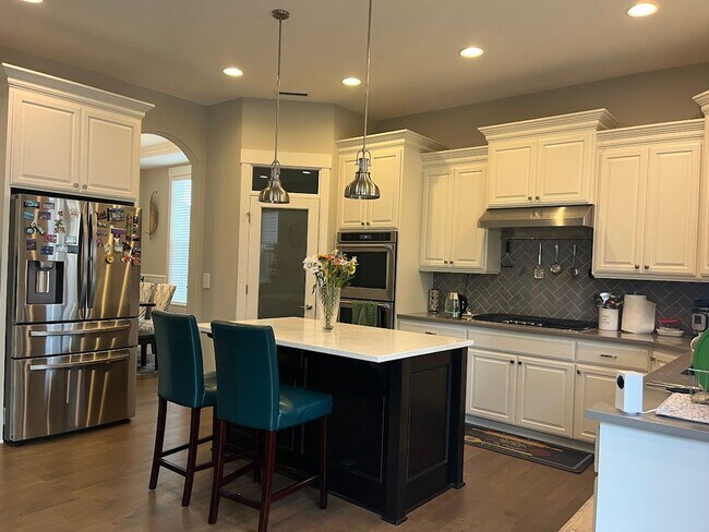 Foto del edificio - Fabulous 5 BD* 3 BA* + LARGE Bonus Room* S...