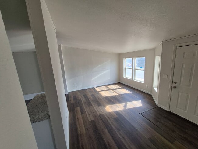 Foto del edificio - 341-343 NW Hemlock Ct