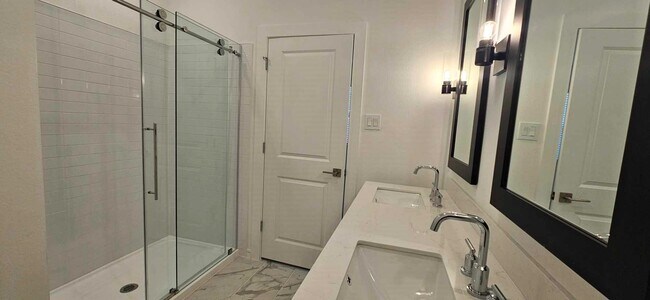 Foto del edificio - 8442 Bay Oaks Dr
