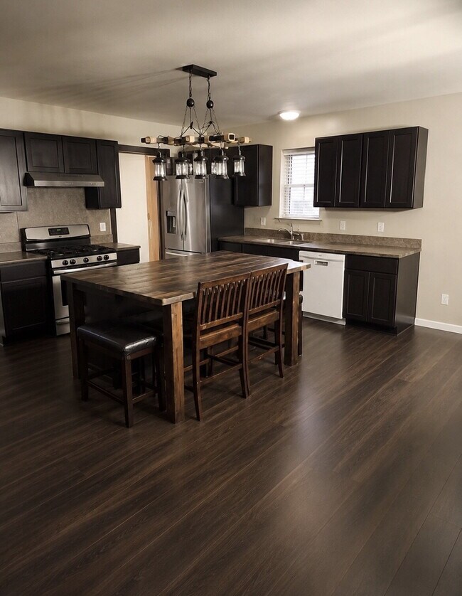 Building Photo - Spacious 5-Bed Retreat with Modern Updates in Aurora. Included - Greenhouse and Shed!
