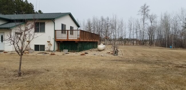 Building Photo - Private Split Level Home