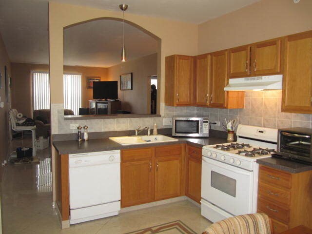Building Photo - 151 N Waters Edge Dr