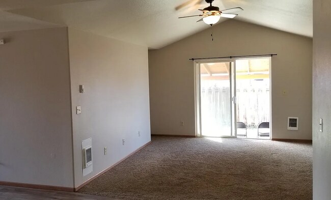 Foto del edificio - 3 Bed Home with Covered Patio & Fenced Yard!