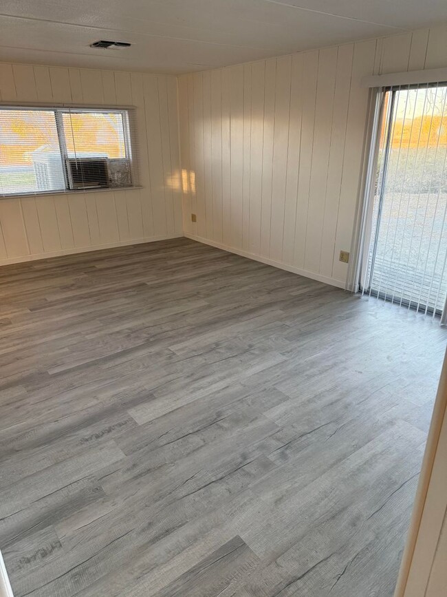 Building Photo - Corner Home with Willow Lake View