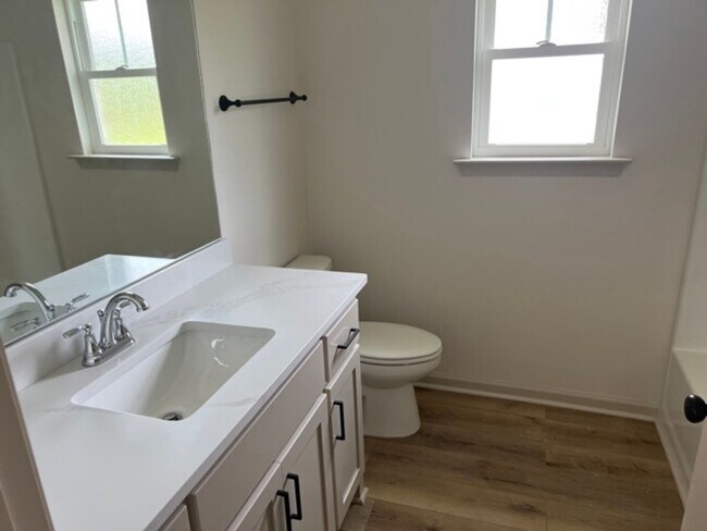 Building Photo - 3 bed 2 bath House