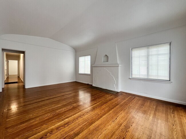 Foto del edificio - Classic Downtown Napa Duplex with Modern Upgrades and Across from Fuller Park