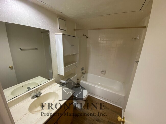 Building Photo - 2824 Ridgecrest Dr