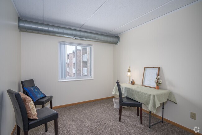 Pequeño dormitorio de una actualización de 2BR - River Bluff Apartments