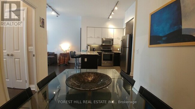 Photo du bâtiment - 530-P530 St Clair Ave W