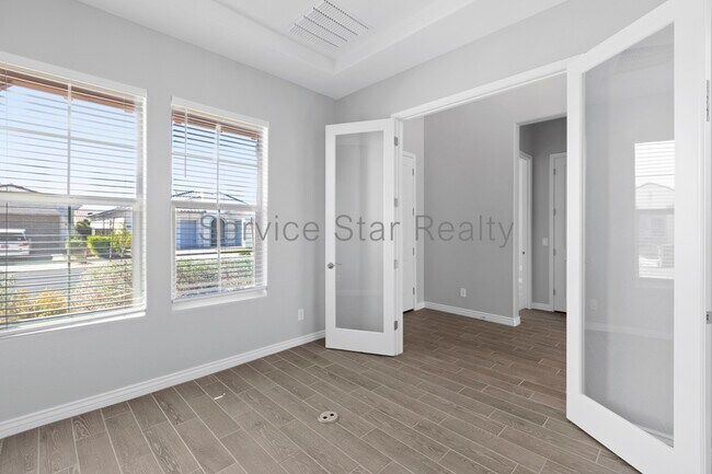 Foto del edificio - 10716 Thatcher Ave