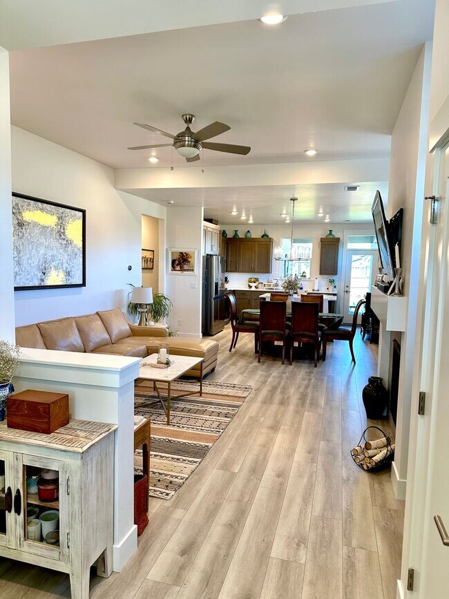 Building Photo - Gorgeous single-Level Pahlisch Home with a Fully Fenced Yard!