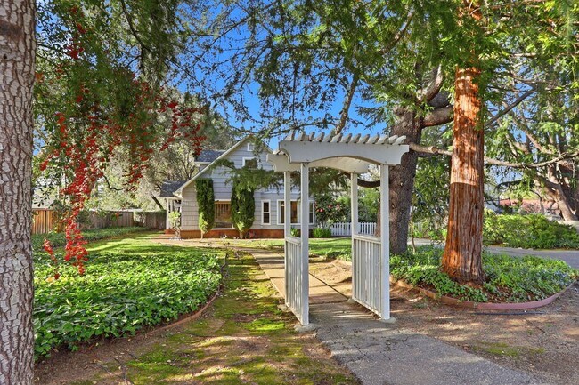 Foto del edificio - Gorgeous Large Lot 4-Bedroom Saratoga Home