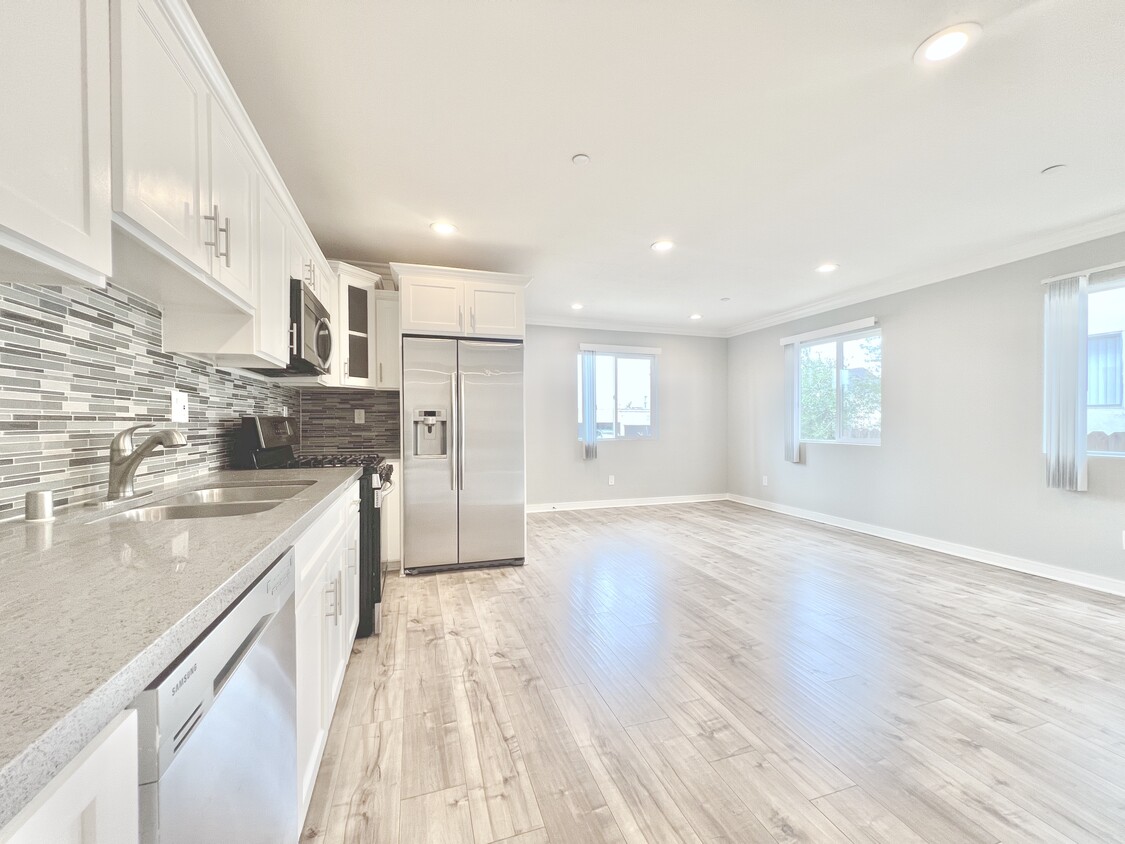 Foto principal - 4461 Rosewood Ave
