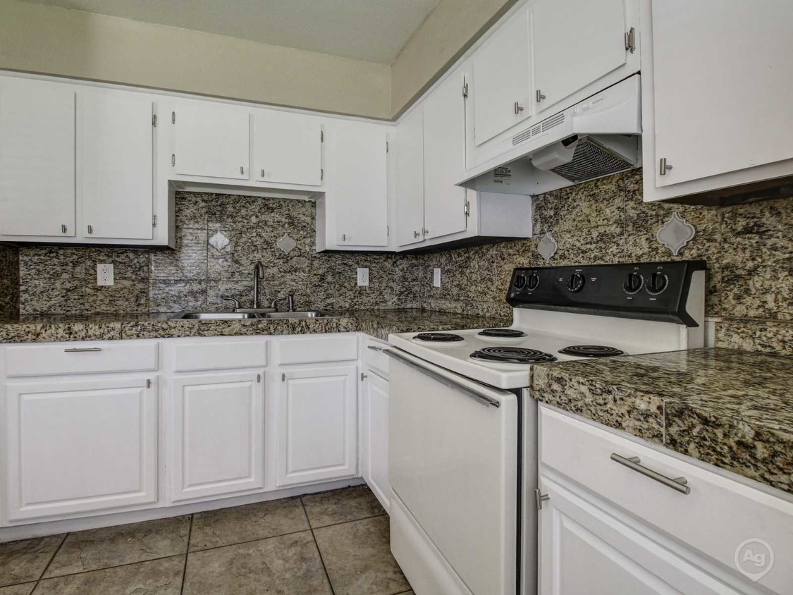 Primary Photo - 1535 W Desert Cove Ave