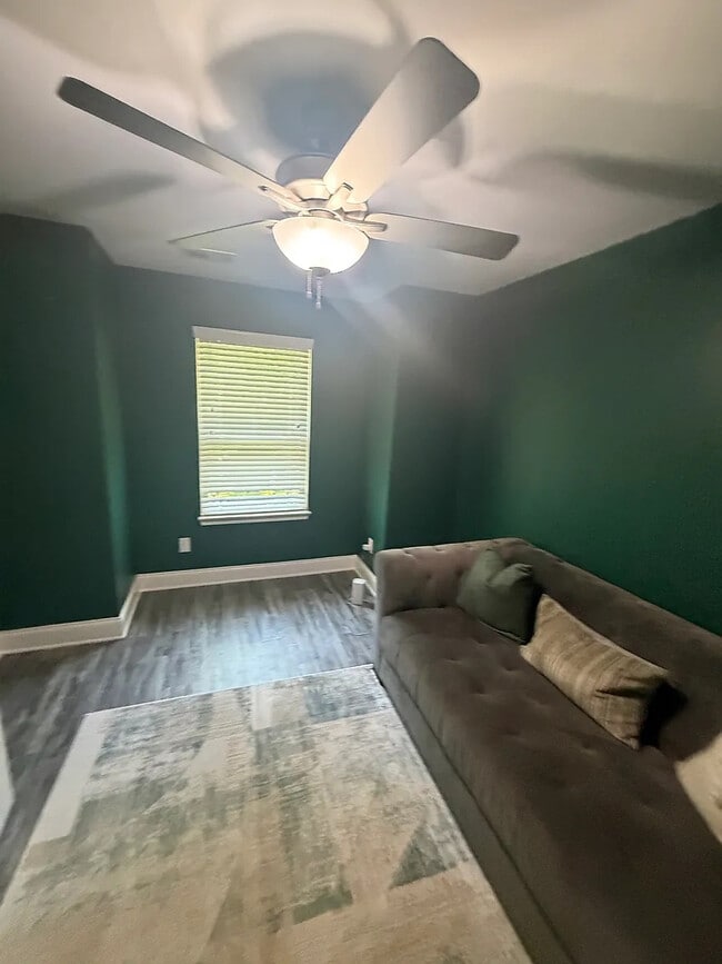Foto del edificio - Room in Townhome on Castellan Dr