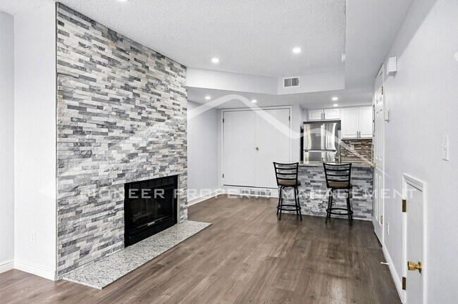 Building Photo - Charming Condo with Washer/Dryer and Mount...