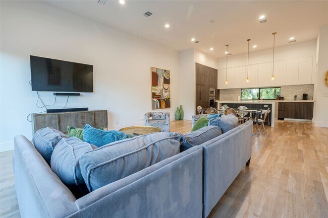 Foto del edificio - 709 Memorial Heights Dr