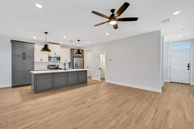 Foto del edificio - Beautiful 4 Bedroom New Construction Luxur...