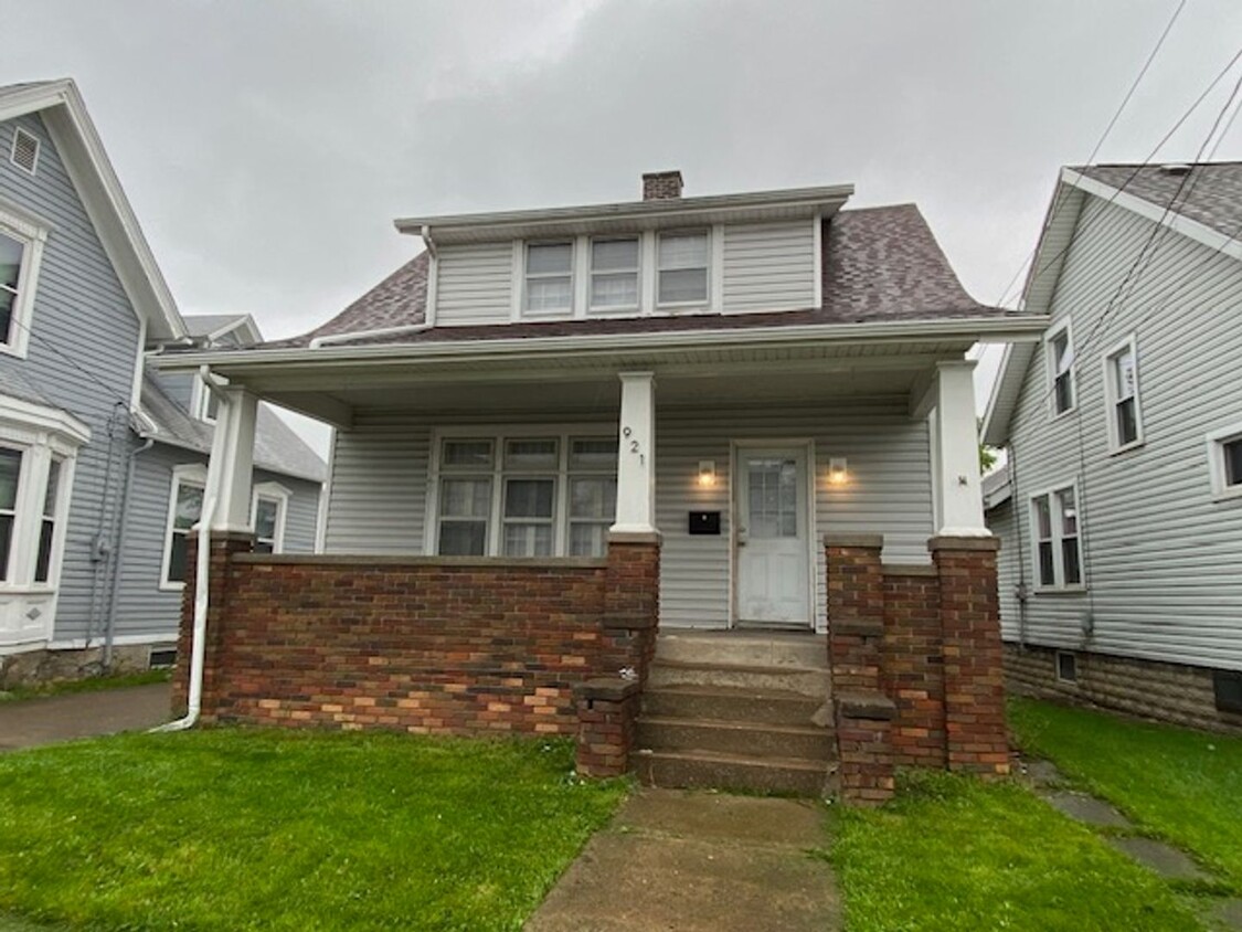 Primary Photo - 921 Hayes Ave