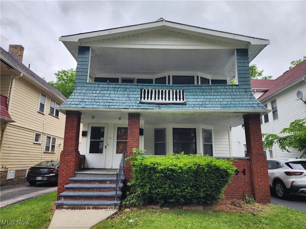 820 Helmsdale Rd Cleveland Heights, OH 44112 – photo 1