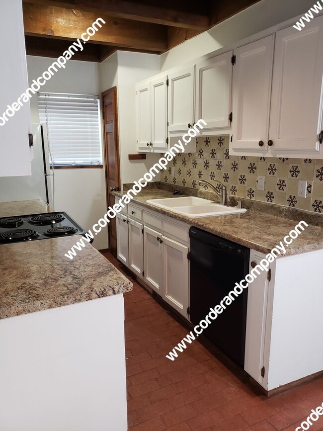 Building Photo - Southwestern 2 Bedroom, 2 Bathroom, 1 Car ...