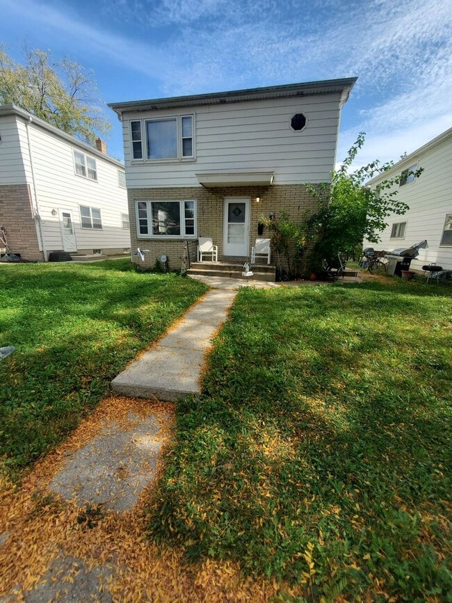 Building Photo - 622 S 68th St