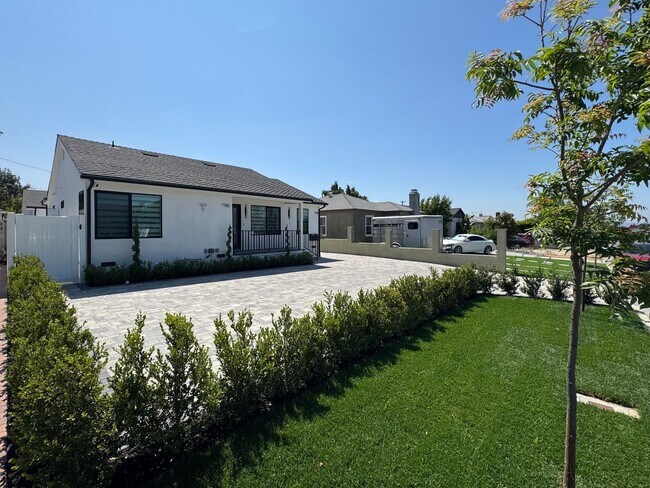 Foto del edificio - Newly Remodeled 3 Bed / 1.5 Bath Front House of Duplex