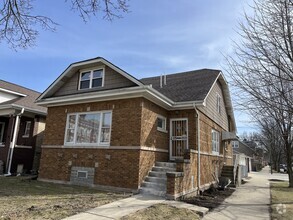 Building Photo - 6059 W Warwick Ave