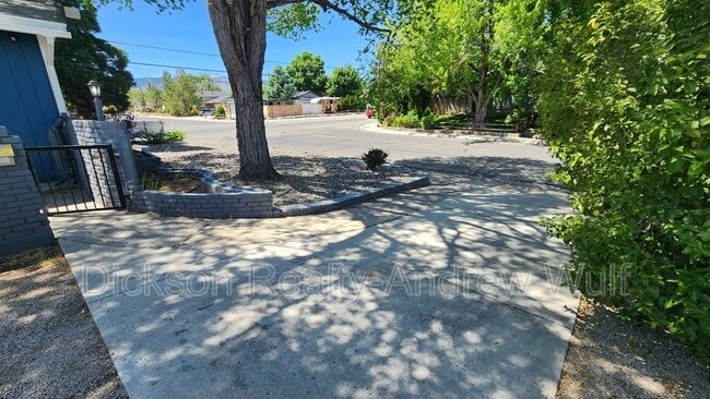 Building Photo - 700 Akard Dr