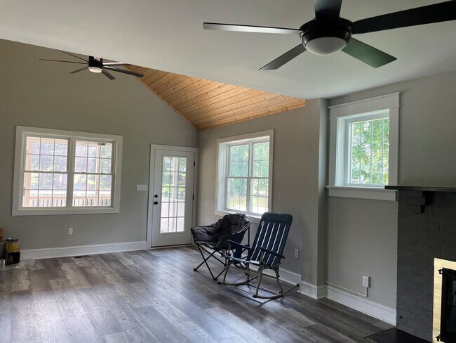 Foto del edificio - Lake Front House with Screened in Porch