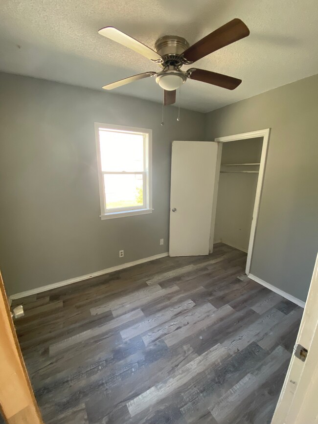Building Photo - 1005 N Elm St