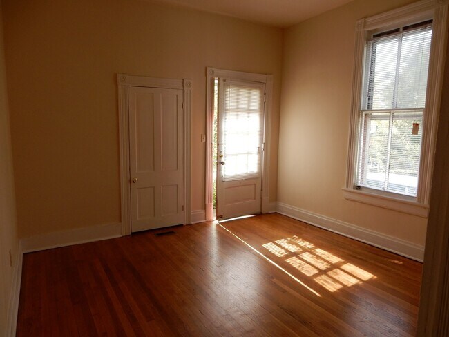 Building Photo - Walnut/379