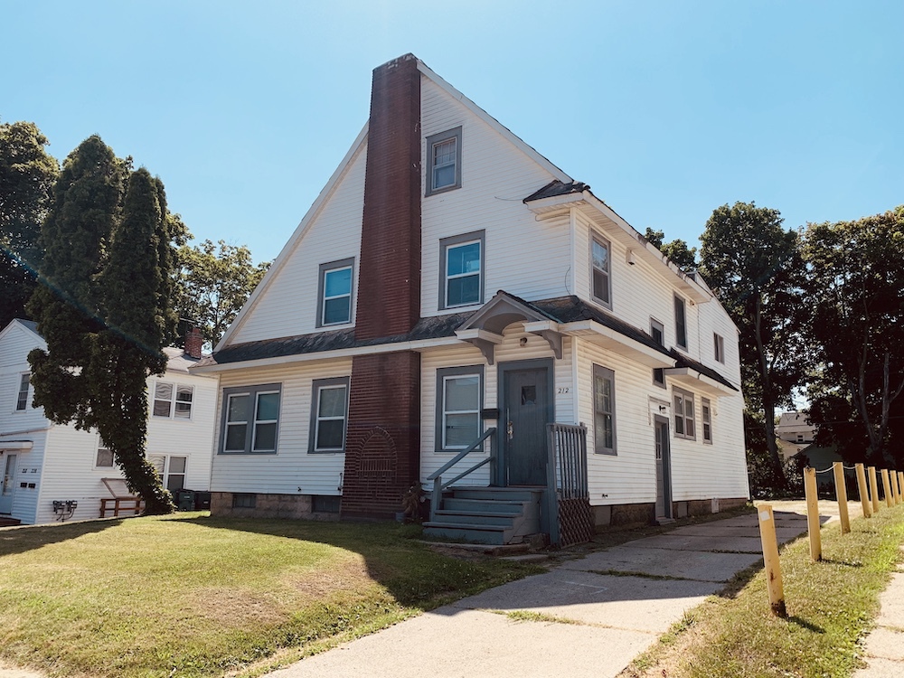 Primary Photo - 212 River St