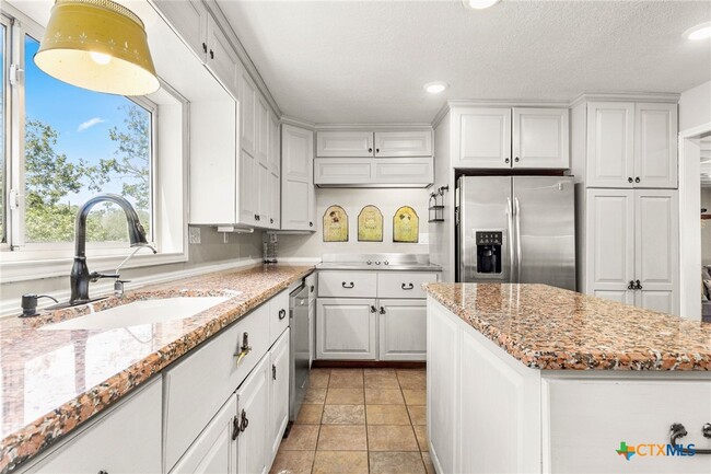 Building Photo - 1105 Lakeview Dr