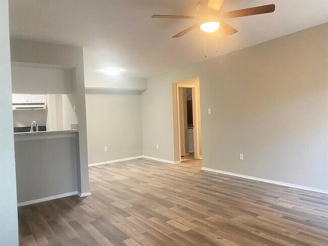 Foto del edificio - 3300 Pebblebrook Dr