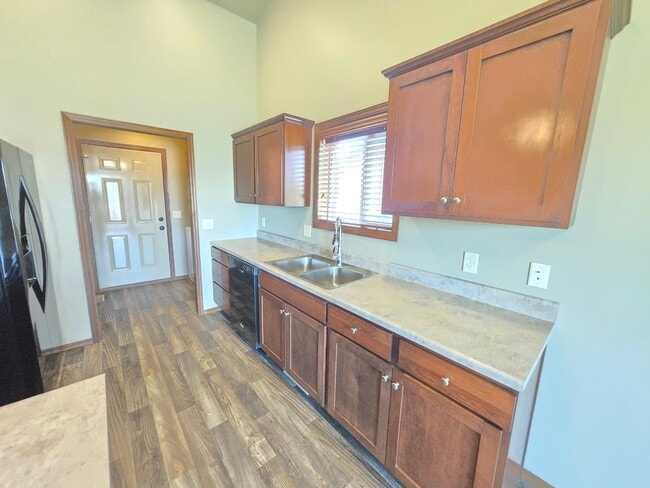 Building Photo - East Sioux Falls 4 Bed, 3 Bath Walkout Twi...