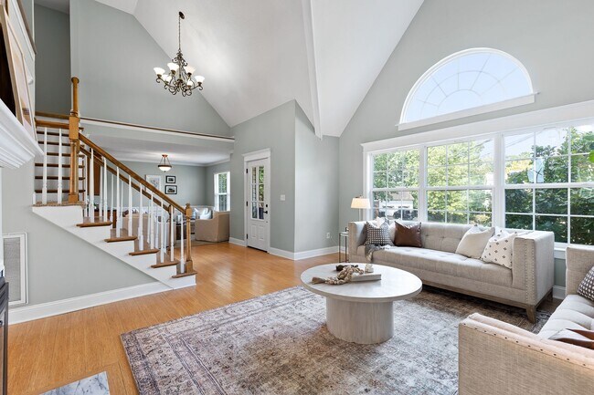 Foto del edificio - 4 bedroom 2.5 bath house with lawncare, in...