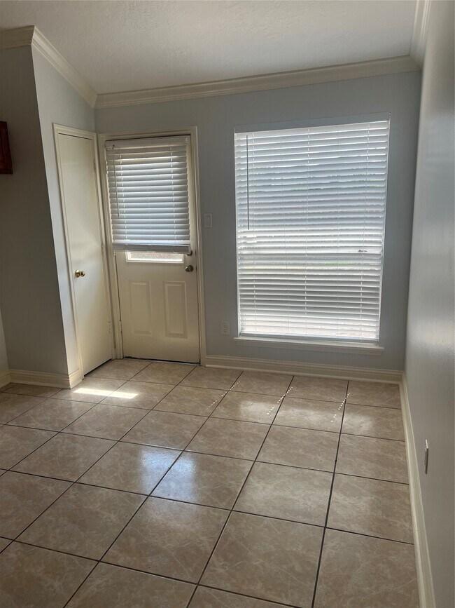 Foto del edificio - 15303 Riverside Grove Dr