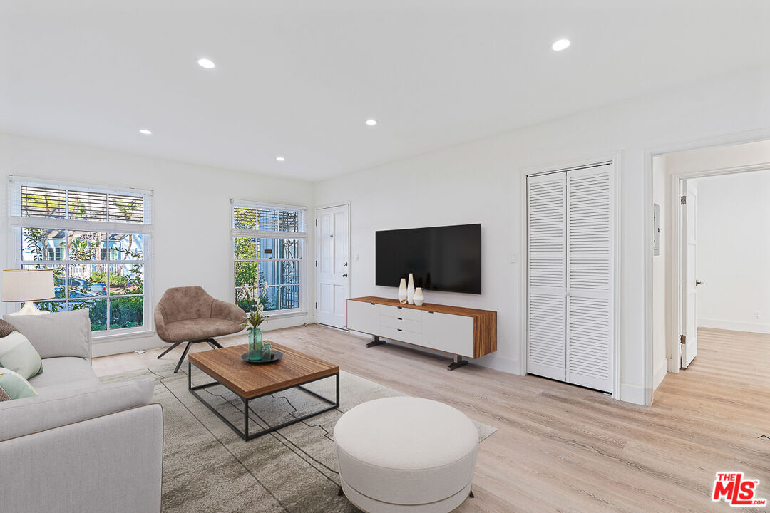 Foto principal - 9224 Alden Dr