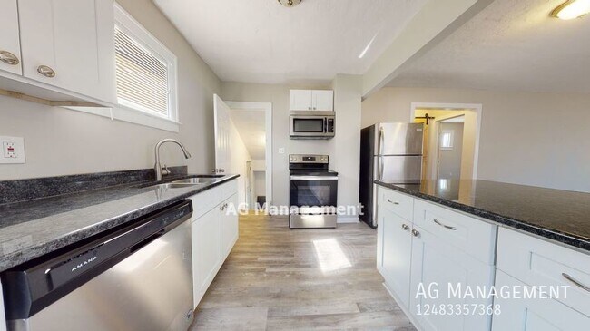 Foto del edificio - 16494 E 10 Mile Rd - Beautifully Updated 2...