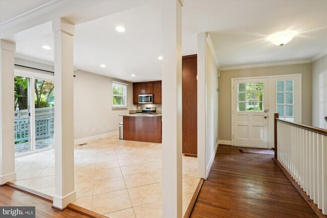 Building Photo - 3829 Denfeld Ave