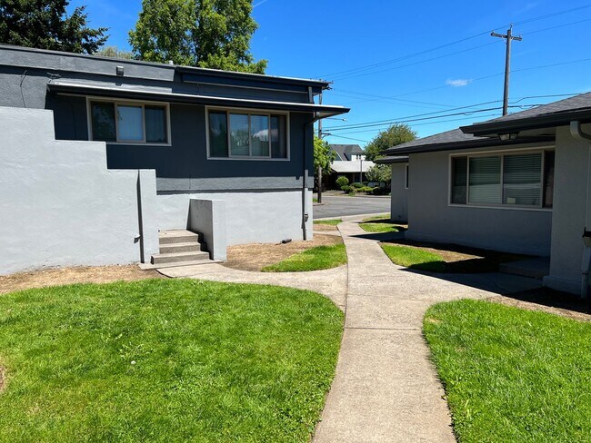 Foto del edificio - Extra Large / Close-In 2 Bedroom! Hardwood Floors, In-Unit Washer/Dryer & Pet Friendly!