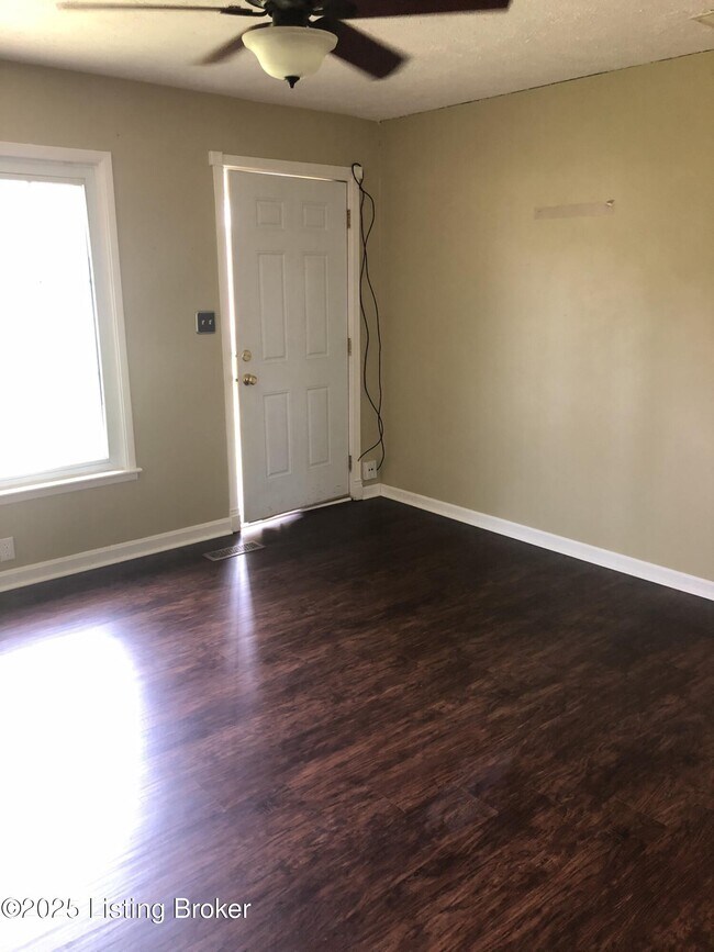 Foto del edificio - 6109 Price Ln Rd