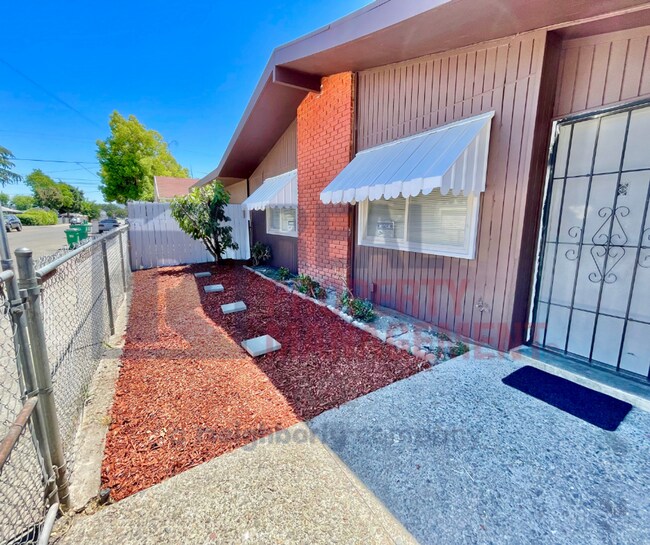 Foto del edificio - Spacious 2 beds 1 bath house with 1 car ga...