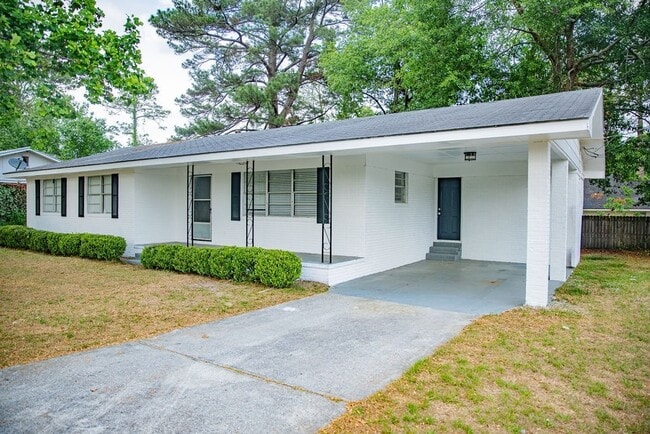 Building Photo - 608 Holiday St