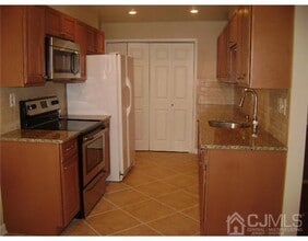 Building Photo - 107 Chatham Dr