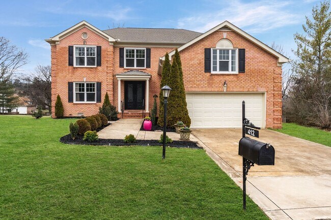 Foto del edificio - Spacious Cul-de-Sac Home in Sought-After R...