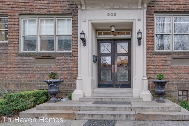 Building Photo - 908 Juniper St NE